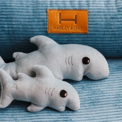 HARLEY AND CHO Hračka pre psa Žralok–Karalok Sivá